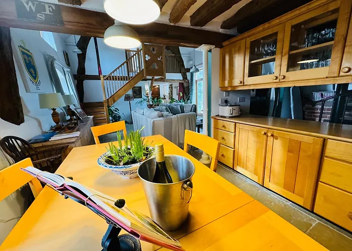 Unique 17C Listed Barn In A Shropshire Hamlet.