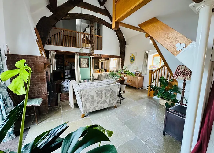 Unique 17C Listed Barn In A Shropshire Hamlet.
