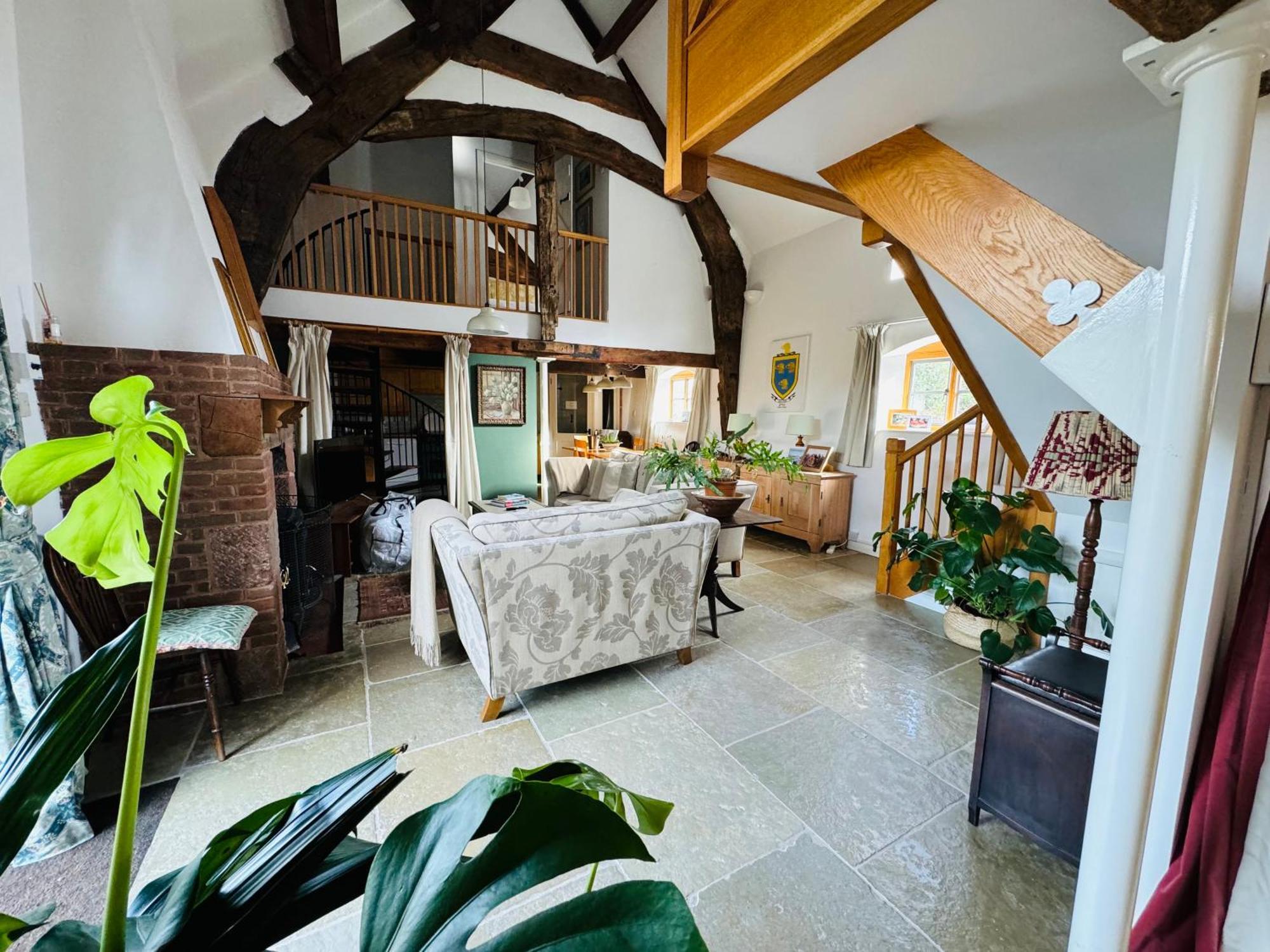 Unique 17c Listed Barn In A Shropshire Hamlet. Holiday home Albrighton