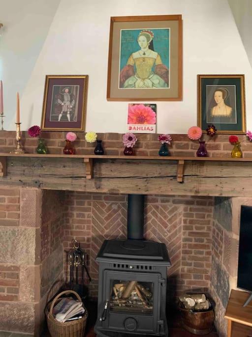 Unique 17c Listed Barn In A Shropshire Hamlet.