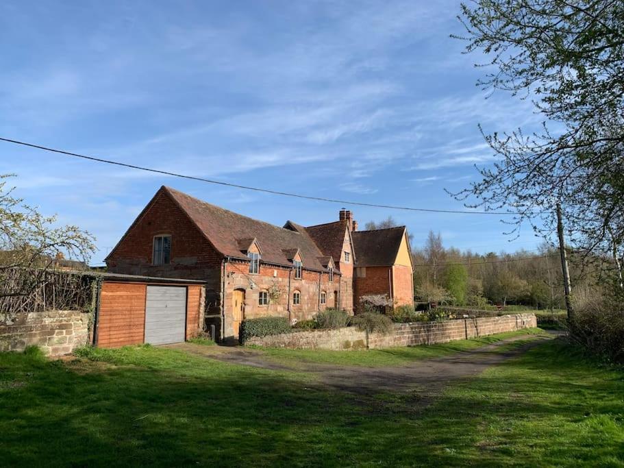 Unique 17c Listed Barn In A Shropshire Hamlet.