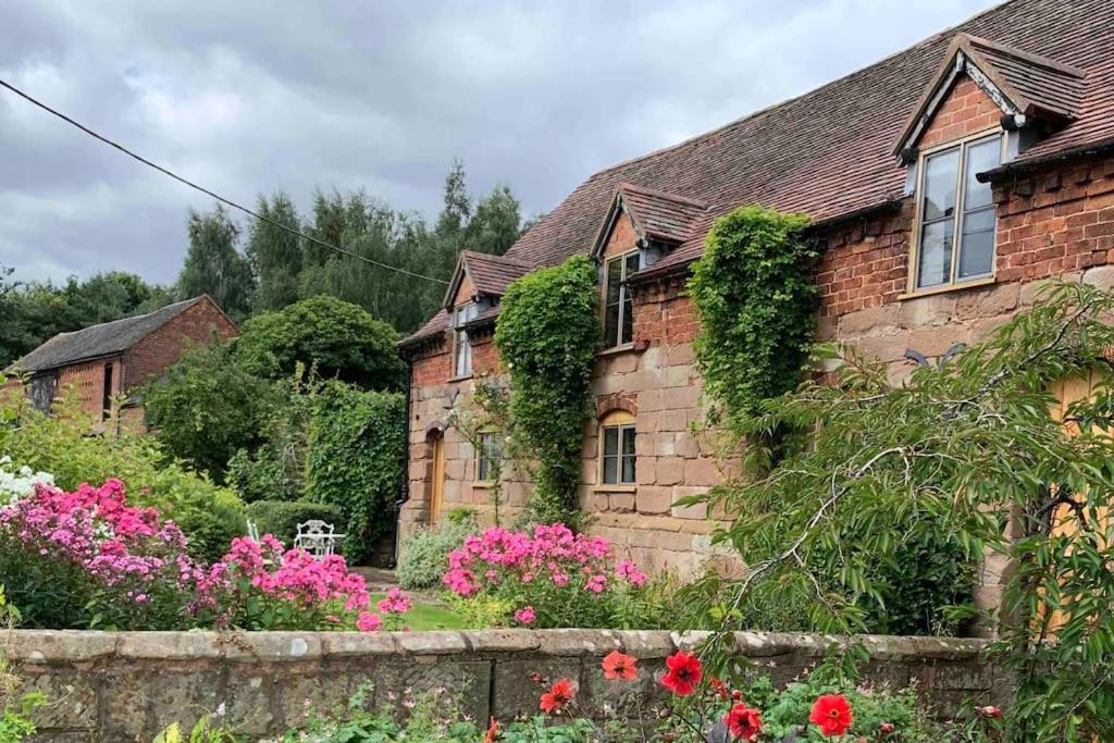 Unique 17c Listed Barn In A Shropshire Hamlet. Holiday home Albrighton